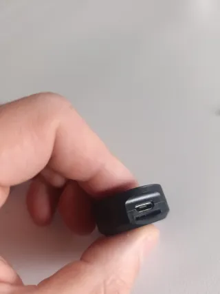 Localizador GPS QXGPS con cable USB.