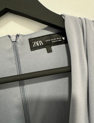 Vestido Zara gris con cinturón