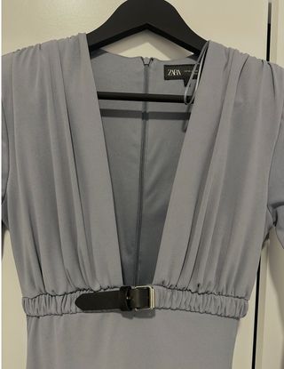 Vestido Zara gris con cinturón