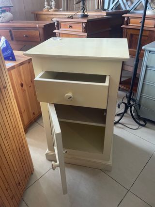 Mueble auxiliar de madera color beige