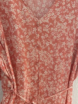 Vestido floral rosa con flores blancas