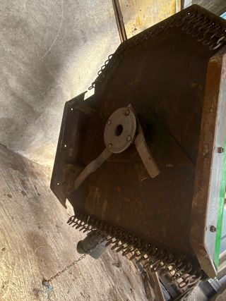 Desbrozadora de cadenas y cuchillas