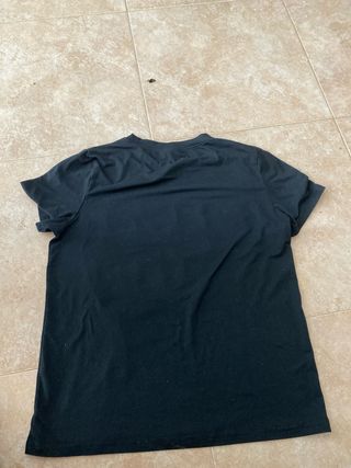 Camiseta negra con diseño de grillz