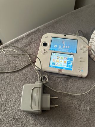 Nintendo 2DS Blanca y roja (cargador incluido)