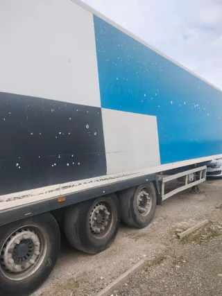 Semirremolque blanco y azul