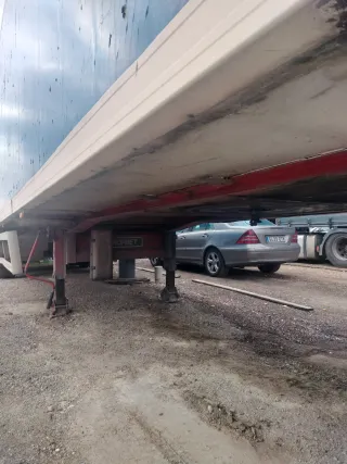 Semirremolque blanco y azul