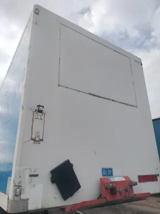 Semirremolque blanco y azul