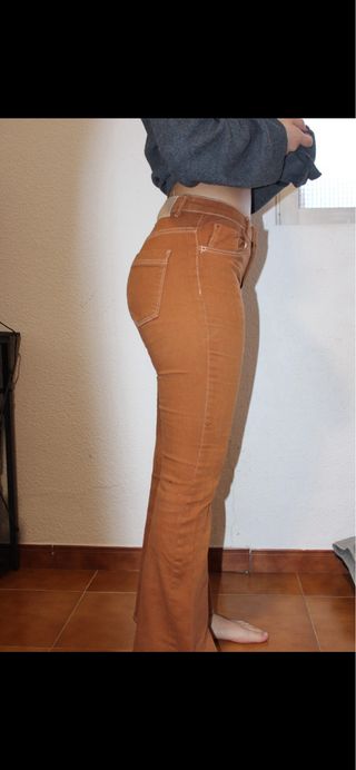 Pantalón naranja acampanado