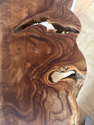 Consola de madera con patas metálicas
