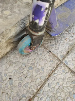 Patinete morado con ruedas