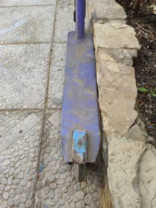 Patinete morado con ruedas
