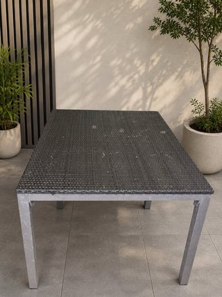 Mesa de jardín metálica y ratan