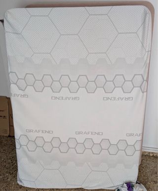 Base de cama con patas y colchón