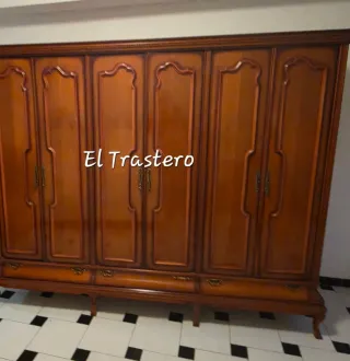 Armario de madera clásico