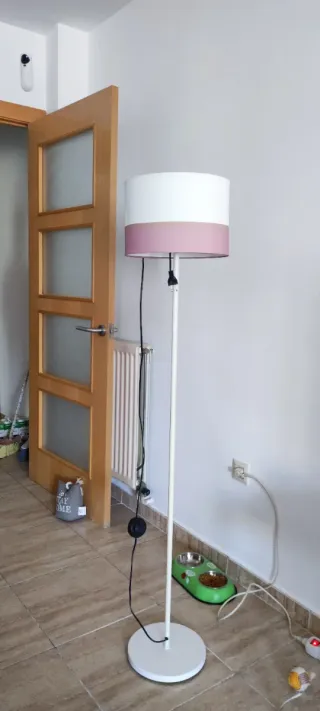 Lámpara de pie moderna rosa y blanca