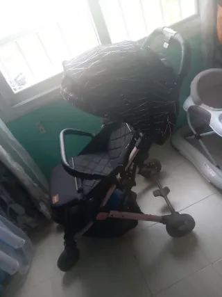 Silla de paseo negra con estampado