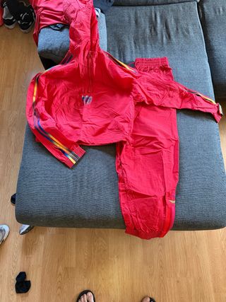 Chándal Adidas Rojo con Rayas Arcoíris