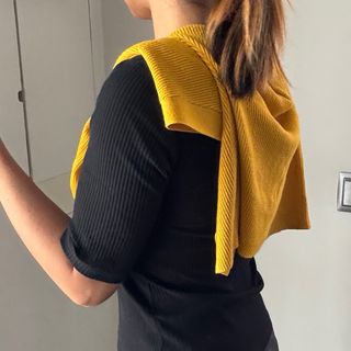 Jersey negro con chaleco amarillo