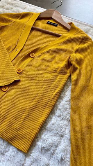 Jersey negro con chaleco amarillo