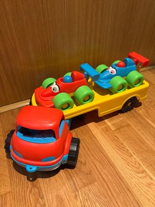 Camión de juguete con 2 coches