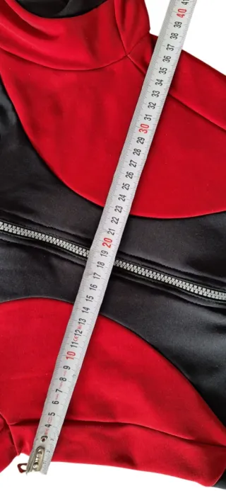 Mono térmico deportivo negro y rojo