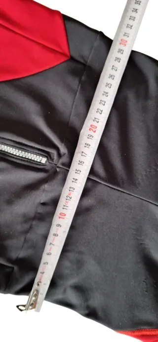 Mono térmico deportivo negro y rojo