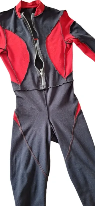 Mono térmico deportivo negro y rojo