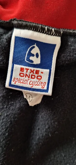 Mono térmico deportivo negro y rojo