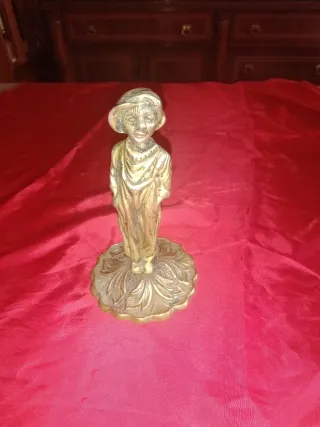 Figura bronce niño con gorra antigua