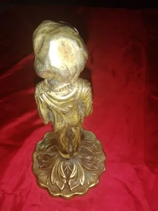 Figura bronce niño con gorra antigua