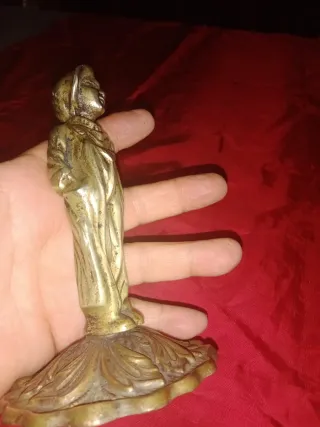 Figura bronce niño con gorra antigua