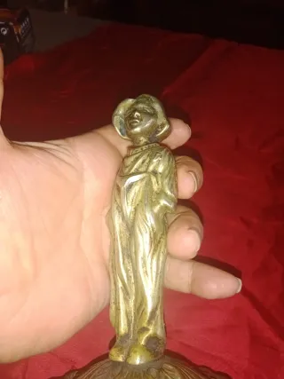 Figura bronce niño con gorra antigua