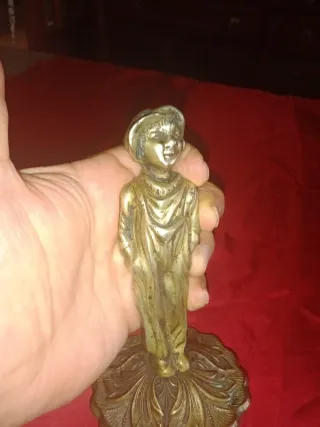 Figura bronce niño con gorra antigua