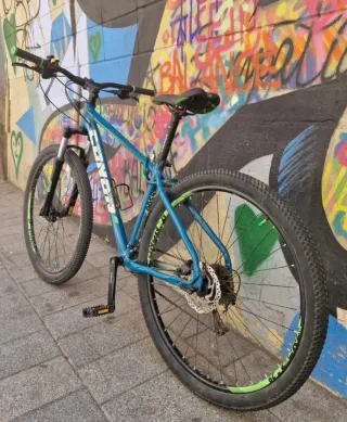 Bicicleta de montaña azul