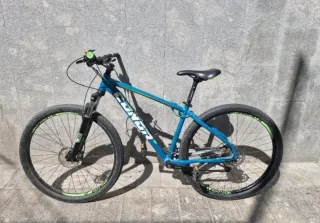 Bicicleta de montaña azul
