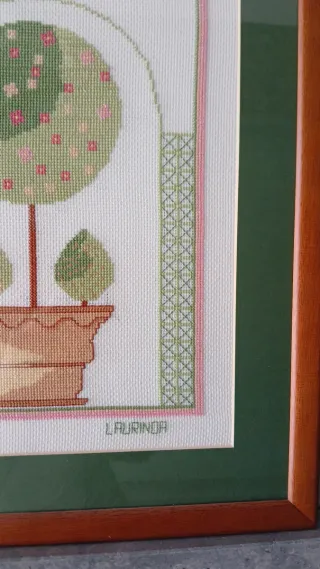 Quadro Bordado à Mão Ponto Cruz - Topiária Floral.