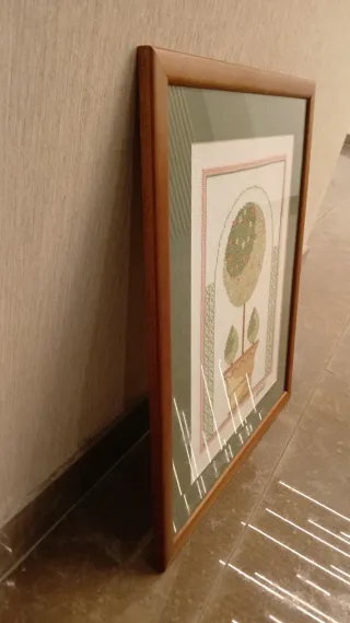 Quadro Bordado à Mão Ponto Cruz - Topiária Floral.