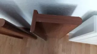 2 baldas / estanterias de madera marrones