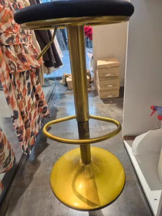 Taburete alto dorado y negro