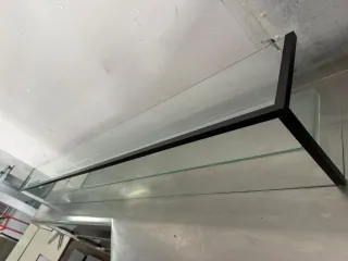 Expositor de cristal y metal