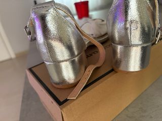 Tacones bajos plateados