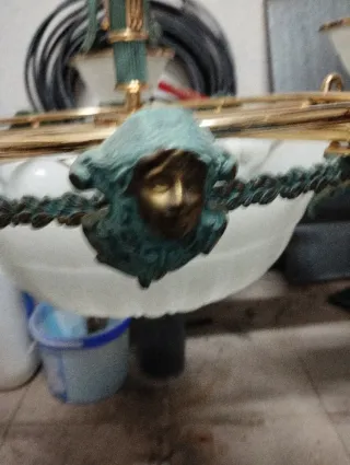 Lámpara de salón dorada y verde