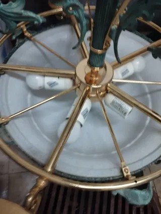 Lámpara de salón dorada y verde