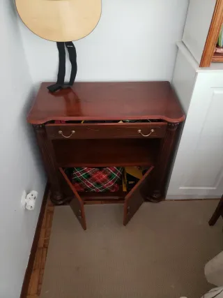 Mesa de madera oscura con cajón