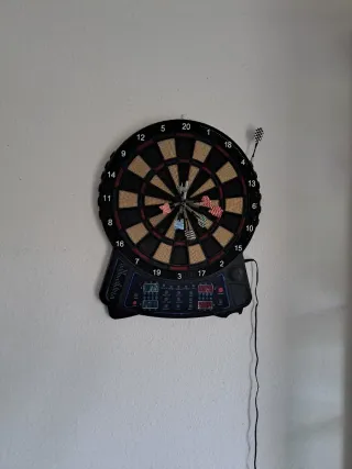 Diana electrónica con dardos