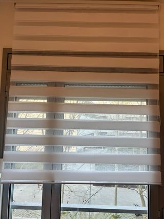 Estor/Cortina Enrollable Gris y Blanco