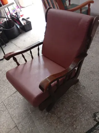 Sillón balancín madera y cojines rosa