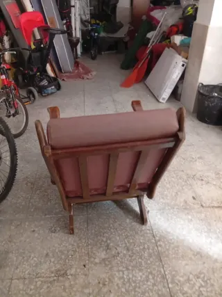 Sillón balancín madera y cojines rosa