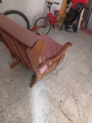 Sillón balancín madera y cojines rosa