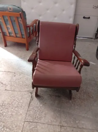 Sillón balancín madera y cojines rosa